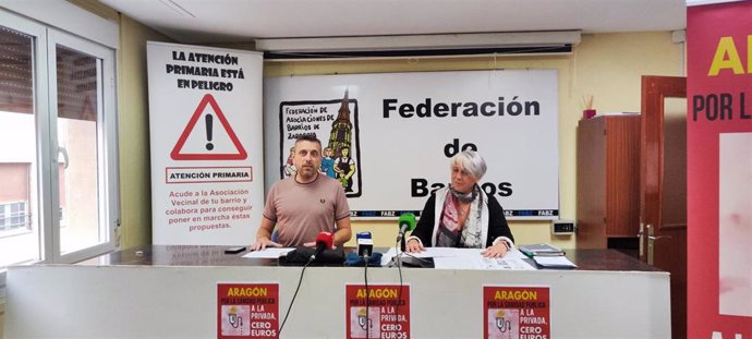 El presidente de la Federación de Barrios, Arturo Sancho, y la responsable de la comisión de Salud, Ana Lasierra, durante la rueda de prensa ofrecida este jueves para presentar la manifestación convocada este sábado en defensa de la sanidad pública.