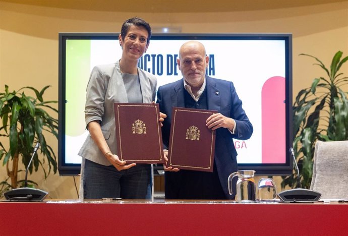 La ministra de Inclusión, Seguridad Social y Migraciones, Elma Saiz, y el presidente de LaLiga, Javier Tebas, durante la firma de un convenio de colaboración para la prevención y lucha contra los discursos de odio en el deporte. 