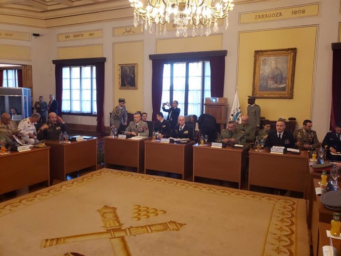 El JEMAD, Teodoro López Calderón, al inicio de la reunión con las delegaciones militares.