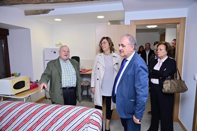 Visita a una nueva vivienda reformada en Meneses de Campos gracias al programa Rehabitare.