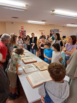 La delegada territorial de Cultura en la provincia de Cádiz, Tania Barcelona, en la primera de las visitas teatralizadas realizadas en la Biblioteca Provincial de Cádiz.