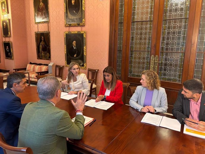 Cristina Peláez, junto a Sonia Gaya y Susana Hornillo, en la reunión con el delegado de Hacienda para conocer el proyecto de presupuesto de la ciudad en 2025.