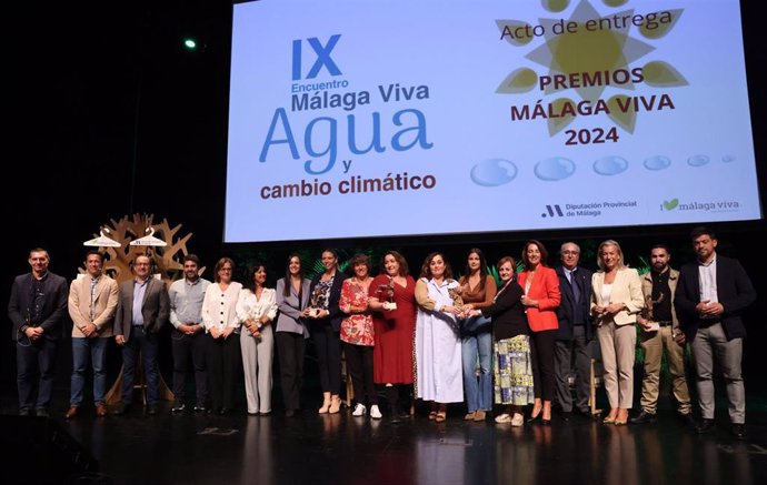 Foto de familia del IX Encuentro Málaga Viva con los premiados en las distintas categorías y el presentador y divulgador científico Jacob Petrus.