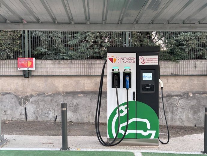 La provincia de Cáceres ya tiene operativos 46 puntos de recarga de coches eléctricos de acceso público