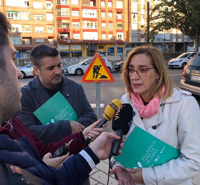 Los concejales del Grupo Municipal Valladolid Toma la Palabra, Rocío Anguita y Jonathan Racionero