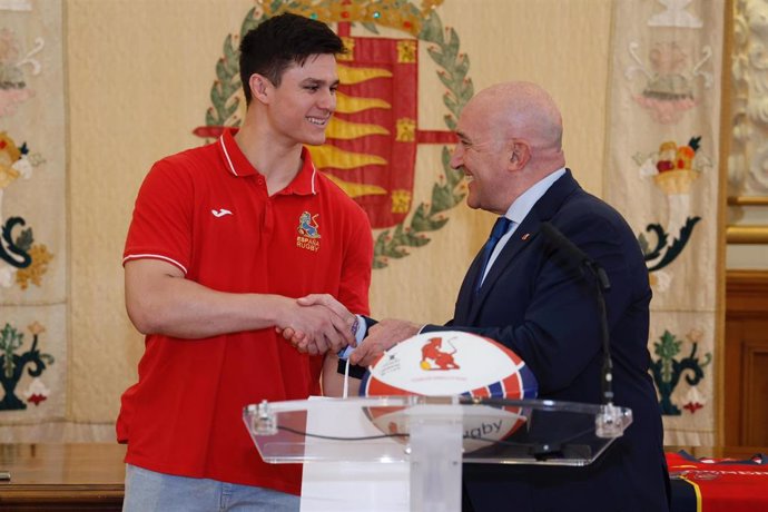 El alcalde de Valladolid, Jesús Julio Carnero, y  el capitán de la selección de rugby, Mario Pichardie.