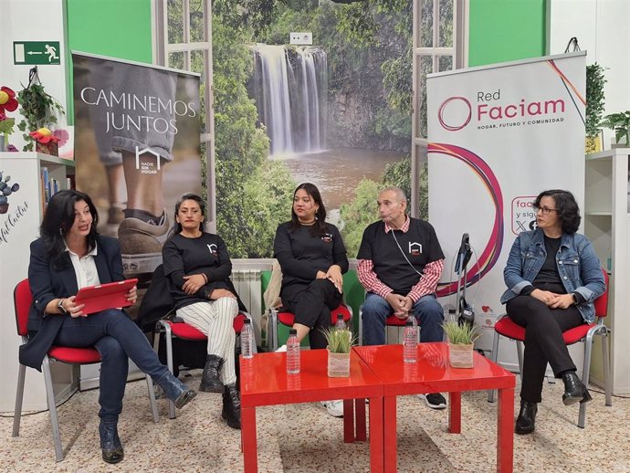 Presentación de la Campaña de Personas sin Hogar 2024, cuyo lema es 'Caminemos juntos', este jueves 24 de octubre, en Madrid. De izquierda a derecha: la periodista María Ángeles López, Joysse, Luisiana y Luis y la presidenta de FACIAM, Susana Hernández.