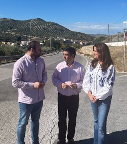 Francisco Reyes, acompañado por la alcaldesa de  Alcaudete, Yolanda Caballero,  y el alcalde pedáneo de Noguerones, Francisco Velasco, visita la JA-4310