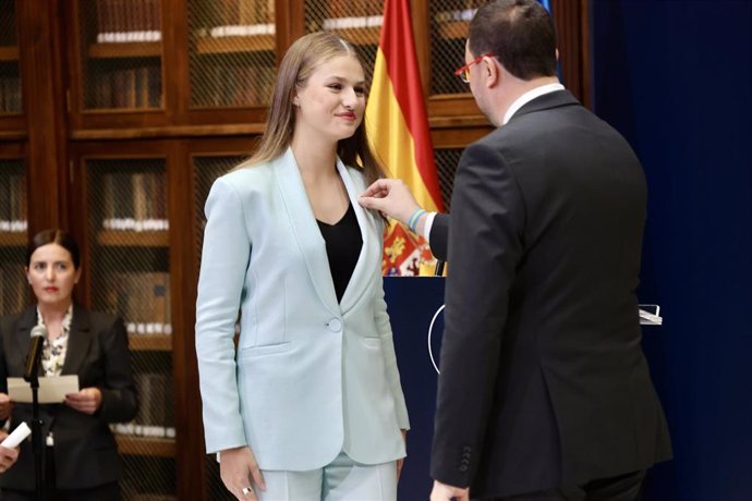 La princesa Leonor, recibe la Medalla de Asturias de manos del presidente de Asturias, Adrián Barbón, en el edificio Histórico de la Universidad de Oviedo, a 24 de octubre de 2024, en Oviedo, Asturias (España). 