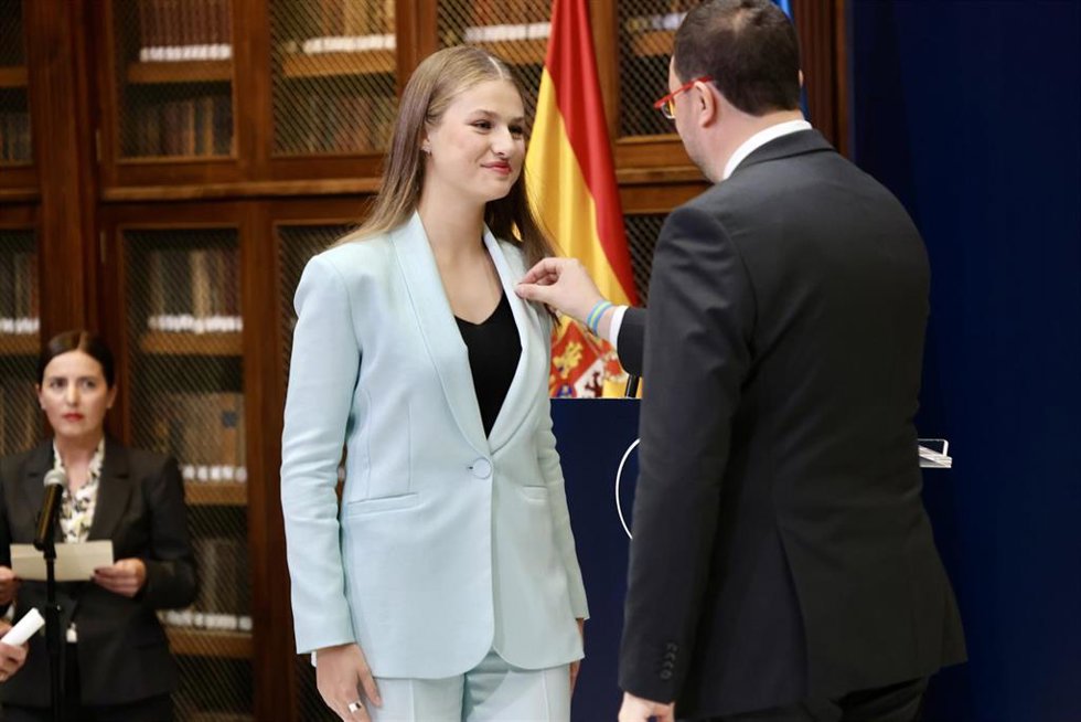 La princesa Leonor, recibe la Medalla de Asturias de manos del presidente de Asturias, Adrián Barbón, en el edificio Histórico de la Universidad de Oviedo, a 24 de octubre de 2024, en Oviedo, Asturias (España). 