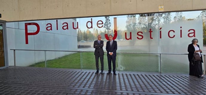 El conseller de Justicia Ramon Espadaler, en Palau de la Justicia de Girona con el presidente de l'Audiència Provincial de Girona, Adolfo García Morales