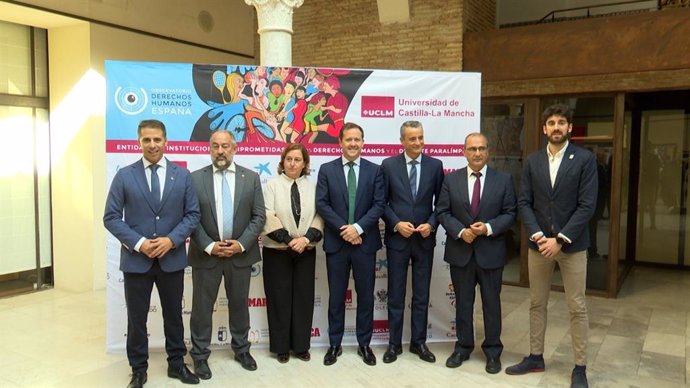 Foto de familia del acto de reconocimiento a instituciones y deportistas por su aportación al deporte paralímpico.