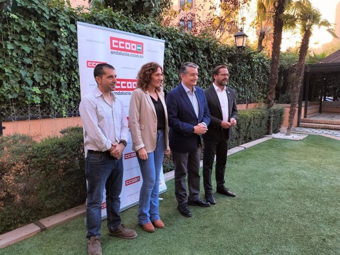 La secretaria general de CCOO-A, Nuria López, con el consejero de Presidencia, Antonio Sanz, en las jornadas organizadas con los servicios jurídicos en Granada.