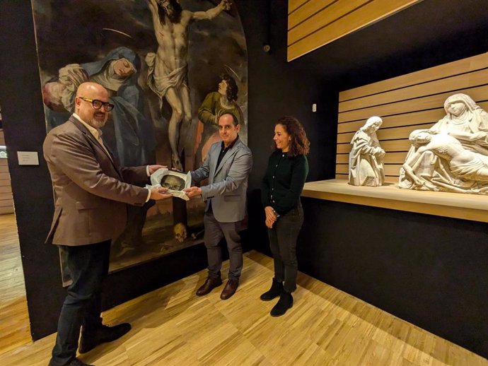 El concejal de Cultura, Juan Carlos Monroy (izda) y el director del Museo de Segovia, Santiago Martínez Caballero, muestran el fragmento recuperado en presencia de la jefa del servicio territorial de Cultura, Ruth Llorente. JCyL Segovia.