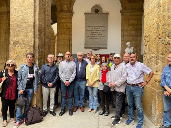 Concentración en el patio del Rectorado en demanda del cumplimiento de las leyes de memoria histórica