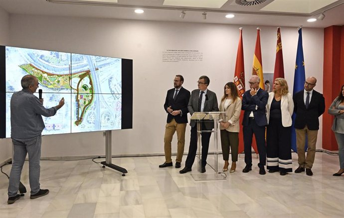 El alcalde de Murcia, José Ballesta, junto al concejal delegado de Desarrollo Urbano y Ciudad Inteligente, José Guillén, acompañados por miembros del Equipo de Gobierno y técnicos del Consistorio, presentan el proyecto