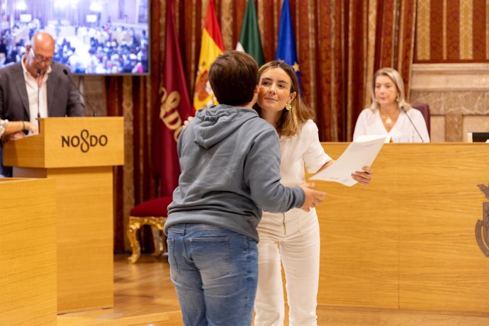 La delegada de Educación y Juventud, Blanca Gastalver, en el Pleno de la Infancia y la Adolescencia del Ayuntamiento de Sevilla.