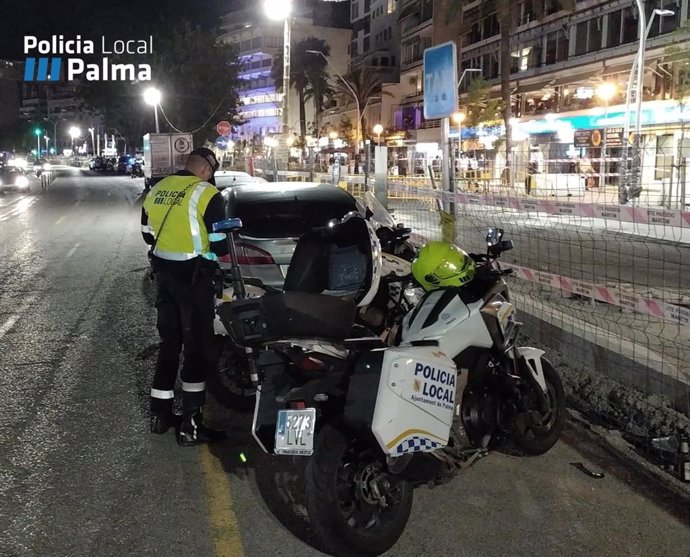 Archivo - Un agente de la Policía Local de Palma en un control en Paseo Marítimo.