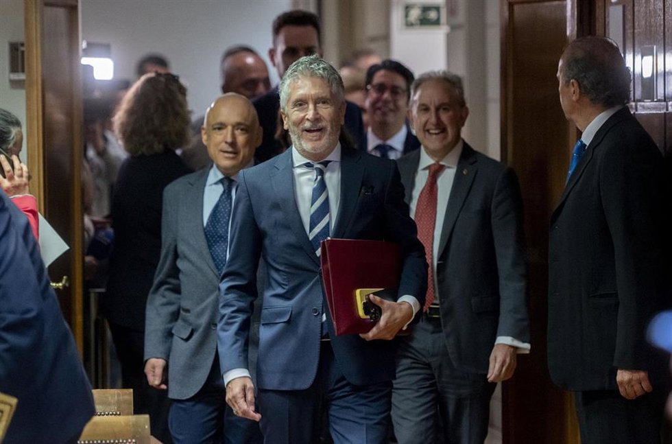 El ministro del Interior, Fernando Grande-Marlaska (c), a su llegada a comparecer en la Comisión de Investigación sobre el caso Koldo en el Senado