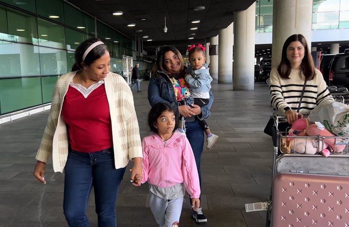 Llegada a España de las dos niñas dominicanas que han sido operadas gracias a la ayuda de la Diputación de Cáceres