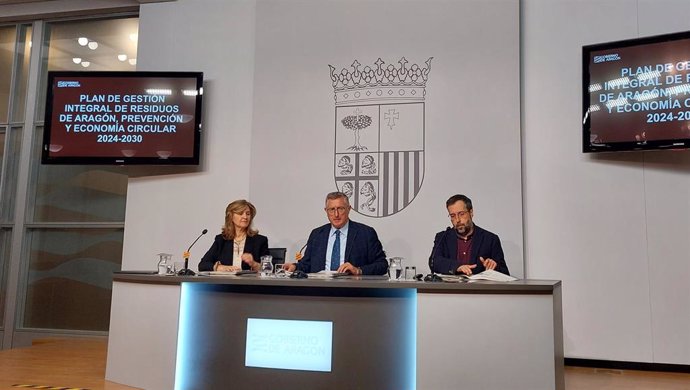 El consejero de Medio Ambiente y Turismo, Manuel Blasco, junto a la directora general de Calidad Ambiental, María Martínez, y el jefe de servicio de Planificación Ambiental, Óscar Fayanás.