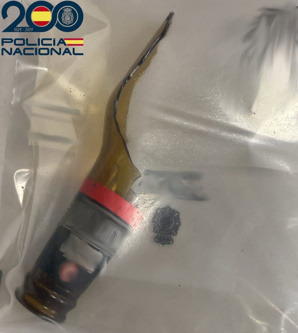 Botella rota intervenida por los agentes.