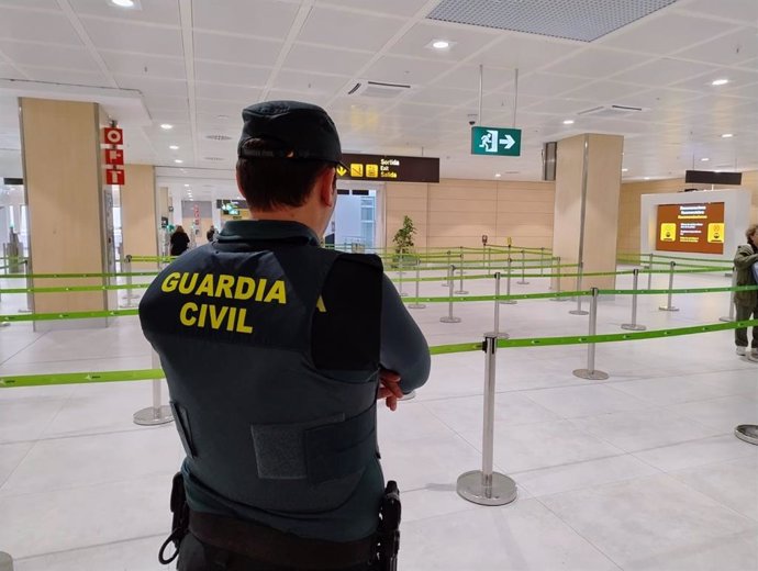 Agente de la Guardia Civil en el aeropuerto de Palma.