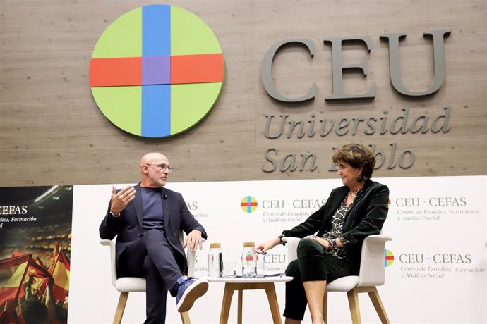 El seleccionador nacional de fútbol masculino, Luis de la Fuente, tras recibir el Premio CEU Ángel Herrera 'Ética y Valores'