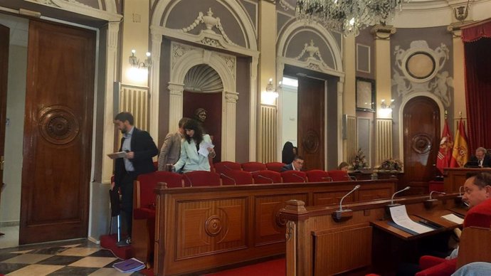 Momento en el que los concejales del PSOE abandonan el salón de plenos del Ayuntamiento de Badajoz.