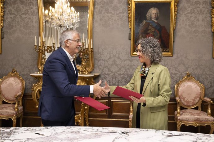 El vicepresidente y consejero de Presidencia e Igualdad de Navarra, Félix Taberna, y la vicelehendakari primera y consejera de Cultura y Política Lingüística del Gobierno Vasco, Ibone Bengoetxea, renuevan el convenio