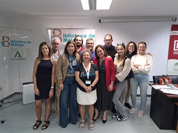 La delegada territorial de Turismo, Cultura y Deporte, Gemma del Corral, con el club de lectura que cada jueves se reúne en la sede de la Biblioteca Provincial de Málaga