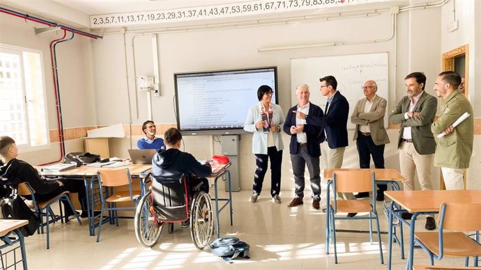  La delegada de Desarrollo Educativo y FP de la Junta en Granada, María José Martín, y el gerente de la Agencia Pública Andaluza de Educación (APAE), José Antonio Toribio, han visitado el IES El Temple en La Malahá.