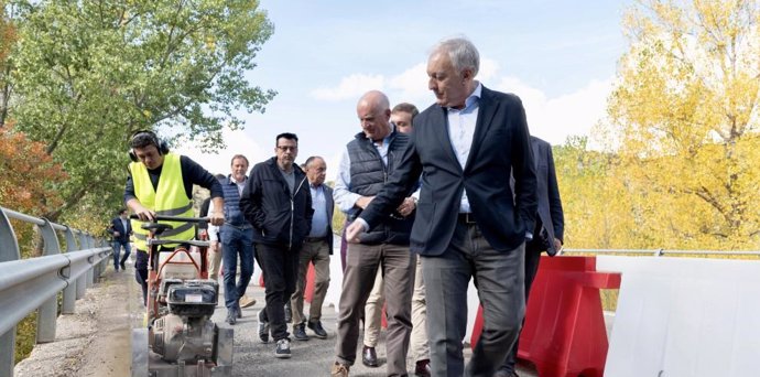 El consejero de Fomento, Vivienda, Logística y Cohesión Territorial, Octavio López, durate su visita este jueves a las obrtas del puente de la A-1703 sobre el río Guadalaviar, en la provincia de Teruel.