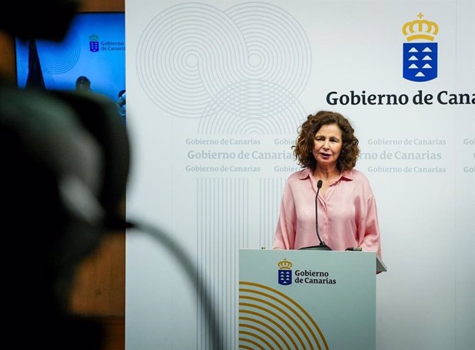 Archivo - La consejera de Hacienda del Gobierno de Canarias, Matilde Asián, en rueda de prensa