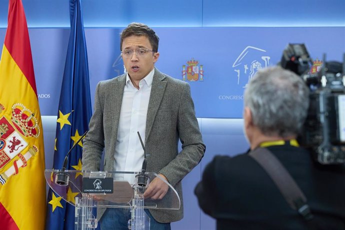 El portavoz de Sumar Iñigo Errejón durante una rueda de prensa posterior a la reunión de la Junta de Portavoces, en el Congreso de los Diputados, a 22 de octubre de 2024, en Madrid (España).