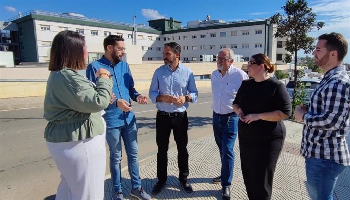 El secretario general del PSOE de Málaga, Daniel Pérez, junto a su homólogo en Vélez-Málaga, Víctor González, y otros representantes del partido.