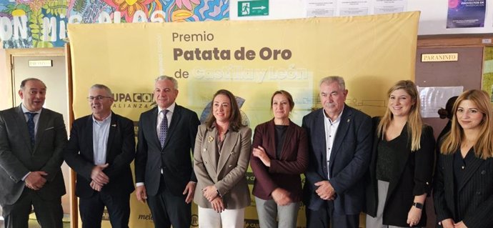 Las consejeras María González Corral y Rocio Lucas; la concejala de Juventud, Carolina del Bosque, y el delegado del Gobierno, Nicanor Sen, junto a representantes de UPA CAG en los Premios 'Patata de Oro'