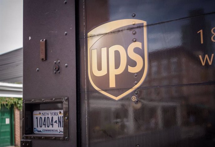 Archivo - FILED - 16 September 2023, US, New York: The logo of the US logistics company UPS is seen in Manhattan. Photo: Michael Kappeler/dpa