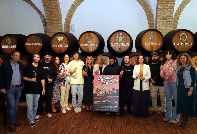 La delegada de Juventud, Carmen Pina, junto al resto de organizadores del Rabanito Festival.