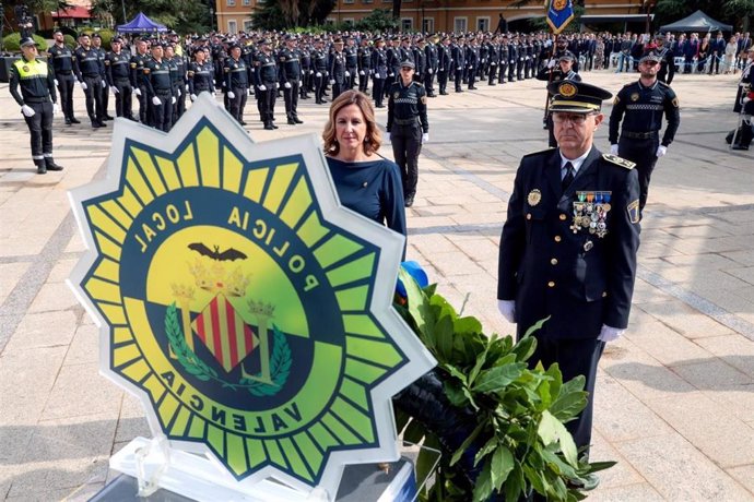 La alcaldesa de València, María José Catalá, junto al comisario jefe de la Policía Local de la ciudad, José Vicente Herrera, en el acto de celebración del día de este cuerpo municipal.