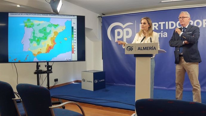 Rueda de prensa en la sede del PP en Almería.