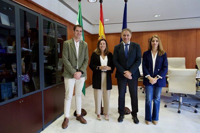 La consejera de Desarrollo Educativo y Formación Profesional, María del Carmen Castillo, con Francisco Javier Rico, director del CEIP Virgen del Mar de Jerez (Cádiz), que representará a España en la cumbre del G-20 en Brasil.