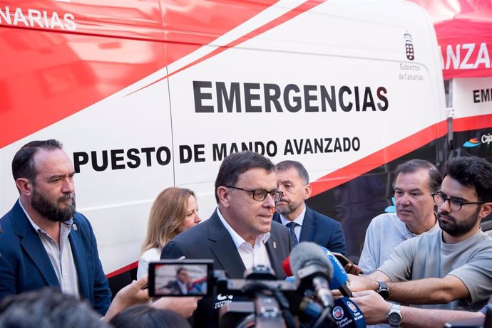 El consejero de Emergencias del Gobierno de Canarias, Manuel Miranda, atiende a los medios de comunicación con motivo de la prueba del sistema de emergencias ES-Alert