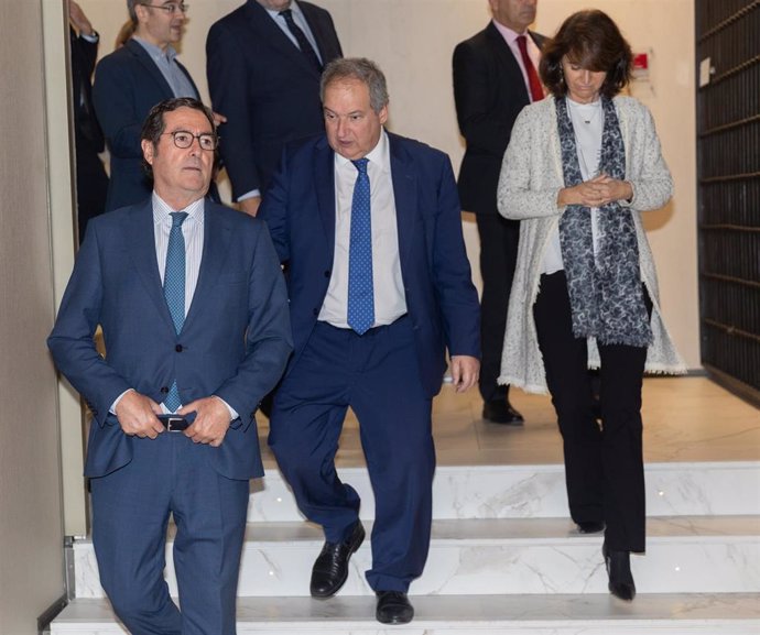 El presidente de la CEOE, Antonio Garamendi (i), y el ministro de Industria y Turismo, Jordi Hereu (c), a su llegada a la Asamblea General 2024 de la Federación Empresarial de la Industria Química Española (FEIQUE), en el Auditorio El Beatriz Madrid, a 24