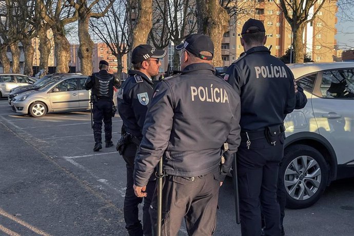 Archivo - Policías portugueses (imagen de archivo).