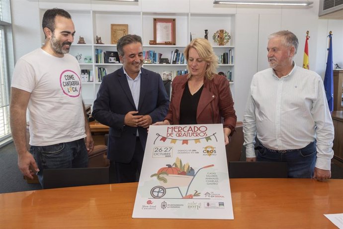 La consejera de Desarrollo Rural, Ganadería, Pesca y Alimentación, María Jesús Susinos, presenta el Mercado de Granjeros (de granja en granja).