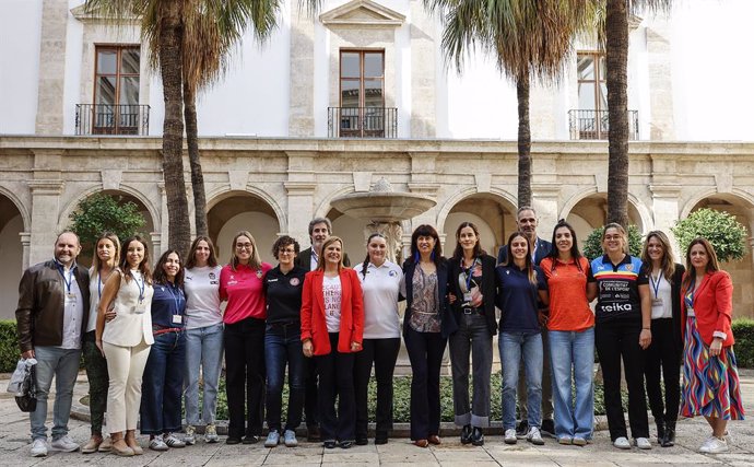 La ministra d'Igualtat Ana Redondo García, junt amb  la  Delegada del Govern Pilar Bernabé, amb jugadores del València Basket, València CF i Llevant UD i Teika