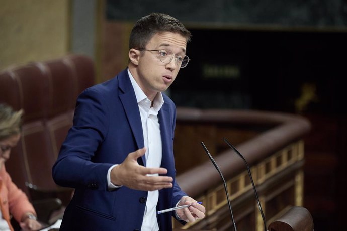 El portavoz de Sumar en el Congreso, Iñigo Errejón, interviene durante una sesión de control al Gobierno, en el Congreso de los Diputados, a 9 de octubre de 2024, en Madrid (España).