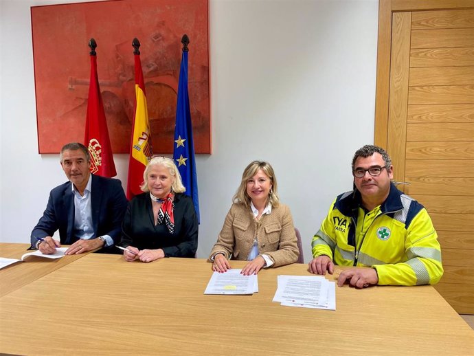 El director general de Interior, Salvador Díez; la presidenta de Cruz Roja Navarra, Isabel Cadena; la consejera López; y el presidente de DYA Navarra, Peio Jiménez