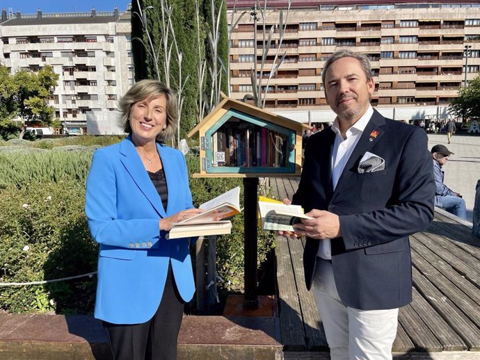 Vitoria-Gasteiz inaugura un nuevo punto de intercambio de libros en la plaza Santa Bárbara